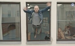 V stredoškolskej triede plnej influencerov to Maštalír už nevydržal a vyskočil z okna. Stojí prvý diel Pána profesora za to?