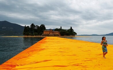 V Itálii se dá chodit po vodě. Promyšlená instalace na jezeře Iseo spojuje ostrovy s pevninou V Itálii se dá chodit po vodě. Promyšlená instalace na jezeře Iseo spojuje ostrovy s pevninou