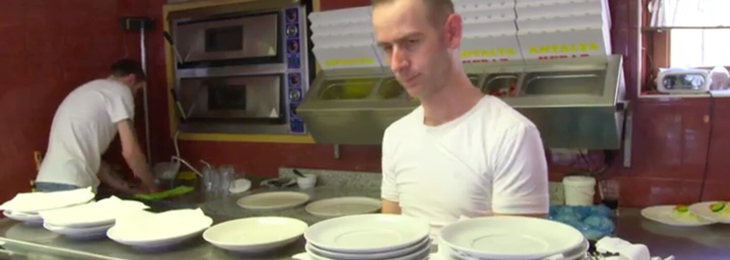 V této bratislavské restauraci se můžeš najíst i bez peněz. Majitel podniku bídu zažil na vlastní kůži a teď pomáhá ostatním