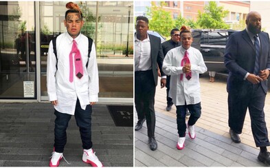 V tomto outfitu byl 6ix9ine u soudu. Valentýnské Jordany, růžová kravata a XXL košile mu na důvěryhodnosti nepřidaly V tomto outfitu byl 6ix9ine u soudu. Valentýnské Jordany, růžová kravata a XXL košile mu na důvěryhodnosti nepřidaly