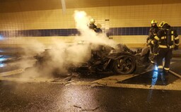V tunelu Blanka hořelo Lamborghini. V obou směrech byl pozastaven provoz