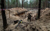 V ukrajinském Izjumu byl objeven masový hrob se 440 těly. Zelenskyj nález přirovnal k masakru v Buči 