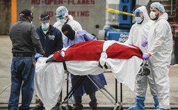 V USA za 24 hodín zaznamenali najvyšší počet úmrtí na koronavírus. Američania tiež prelomili rekord v nakupovaní zbraní