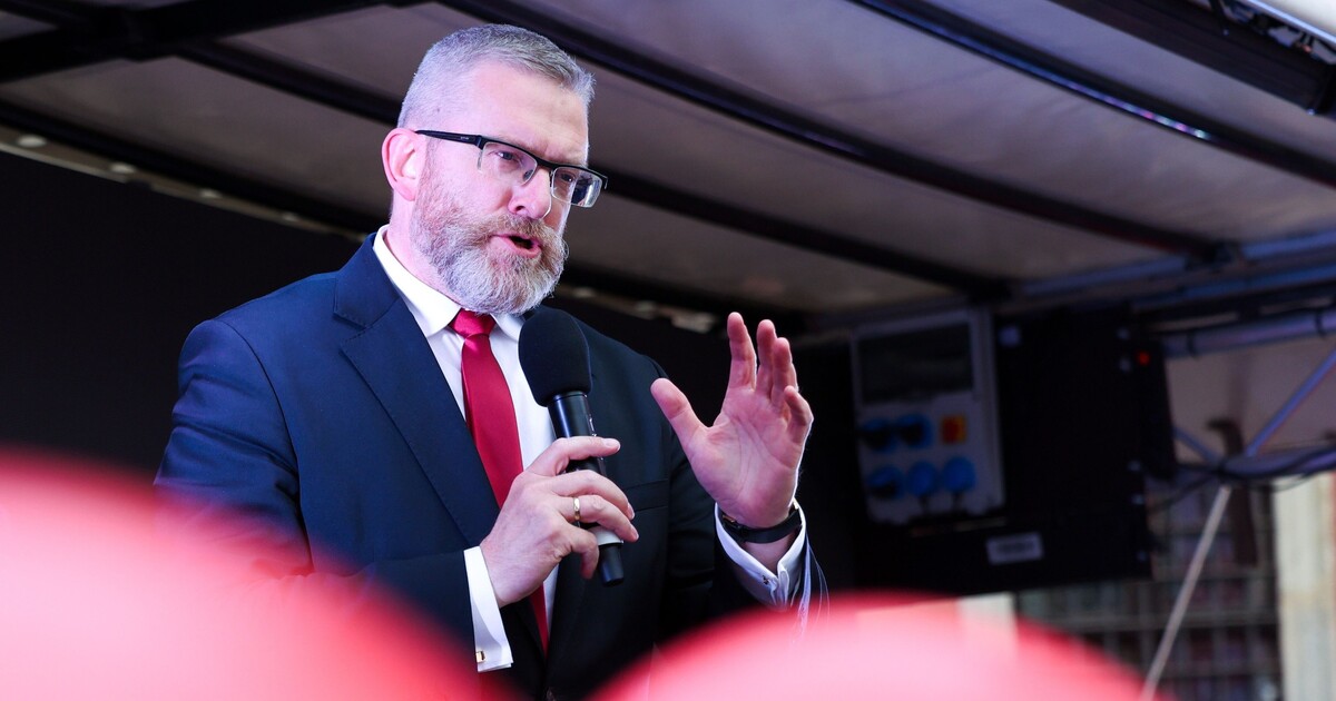 Plynové komory v Auschwitzu jsou „fake“, tvrdil polský europoslanec. Moderátor po jeho vyjádření zastavil diskusi