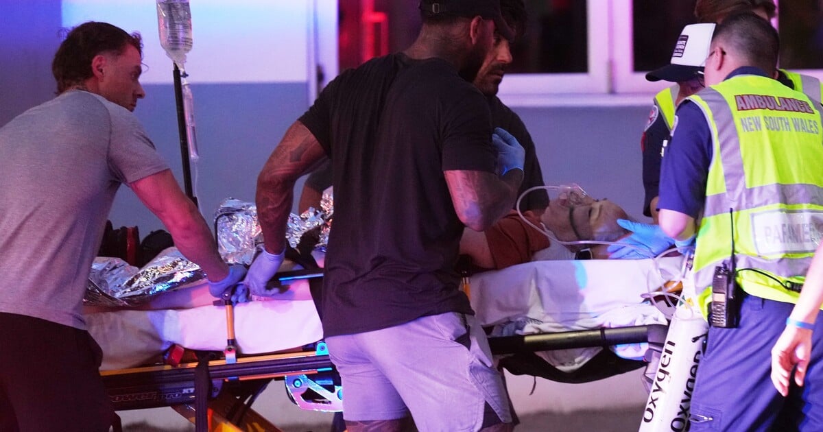 Střelba na pláži v Sydney má nejméně 12 obětí včetně dětí. Policie mluví o teroristickém útoku