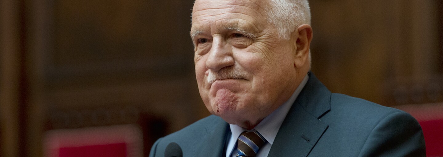 Václav Klaus na procházce uklouzl a zlomil si kotník