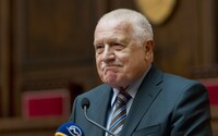 Václav Klaus na procházce uklouzl a zlomil si kotník