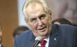 Václave, nech se očkovat, vzkazuje Zeman Klausovi. Prezident má dostat vakcínu asi za týden
