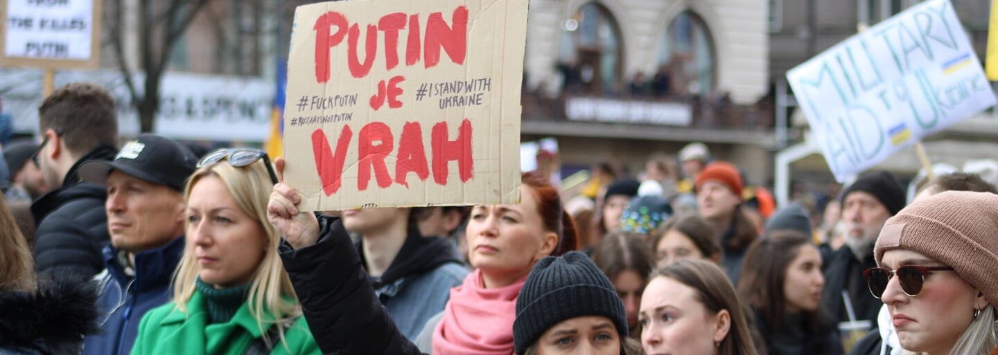 Václavské náměstí zaplnily desítky tisíc lidí, přišly podpořit Ukrajinu