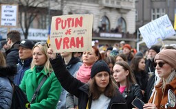 Václavské náměstí zaplnily desítky tisíc lidí, přišly podpořit Ukrajinu