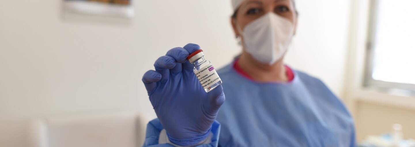 Vakcínu AstraZeneca by měli přestat podávat i lidem nad 60 let, tvrdí představitel Evropské lékové agentury