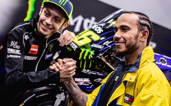 Valentino Rossi a Lewis Hamilton si vymenia pretekárske náradie. Jeden sadne do F1, druhý na motorku