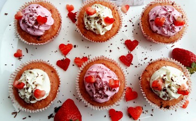 Valentínske fit cupcakes. Jeden má iba niečo málo cez 100 kalórií a slušných 8g bielkovín (Recept) Valentínske fit cupcakes. Jeden má iba niečo málo cez 100 kalórií a slušných 8g bielkovín (Recept)