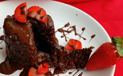 Valentýnský mug cake, tedy hrnkový koláč, plný bílkovin (Recept) Valentýnský mug cake, tedy hrnkový koláč, plný bílkovin (Recept)