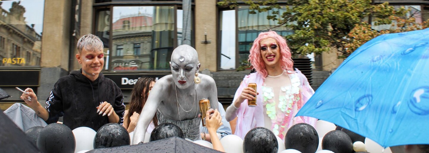 Vám to neublíží, nám to pomůže. Prahou prošel duhový pochod Prague Pride (Fotoreportáž)
