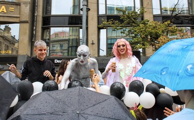 Vám to neublíží, nám to pomůže. Prahou prošel duhový pochod Prague Pride (Fotoreportáž) Vám to neublíží, nám to pomůže. Prahou prošel duhový pochod Prague Pride (Fotoreportáž)