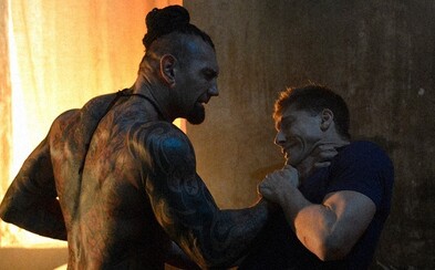 Van Damme trénuje v traileru pro remake Kickboxera mladíka, který se pokusí zdolat hrůzostrašného Tong Poa Van Damme trénuje v traileru pro remake Kickboxera mladíka, který se pokusí zdolat hrůzostrašného Tong Poa