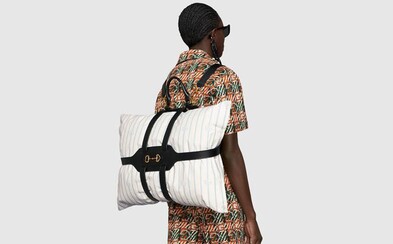 Vankúš namiesto ruksaku? Dizajnéri Gucci hovoria áno a pridávajú k tomu kožené popruhy za necelých 3 000 eur Vankúš namiesto ruksaku? Dizajnéri Gucci hovoria áno a pridávajú k tomu kožené popruhy za necelých 3 000 eur