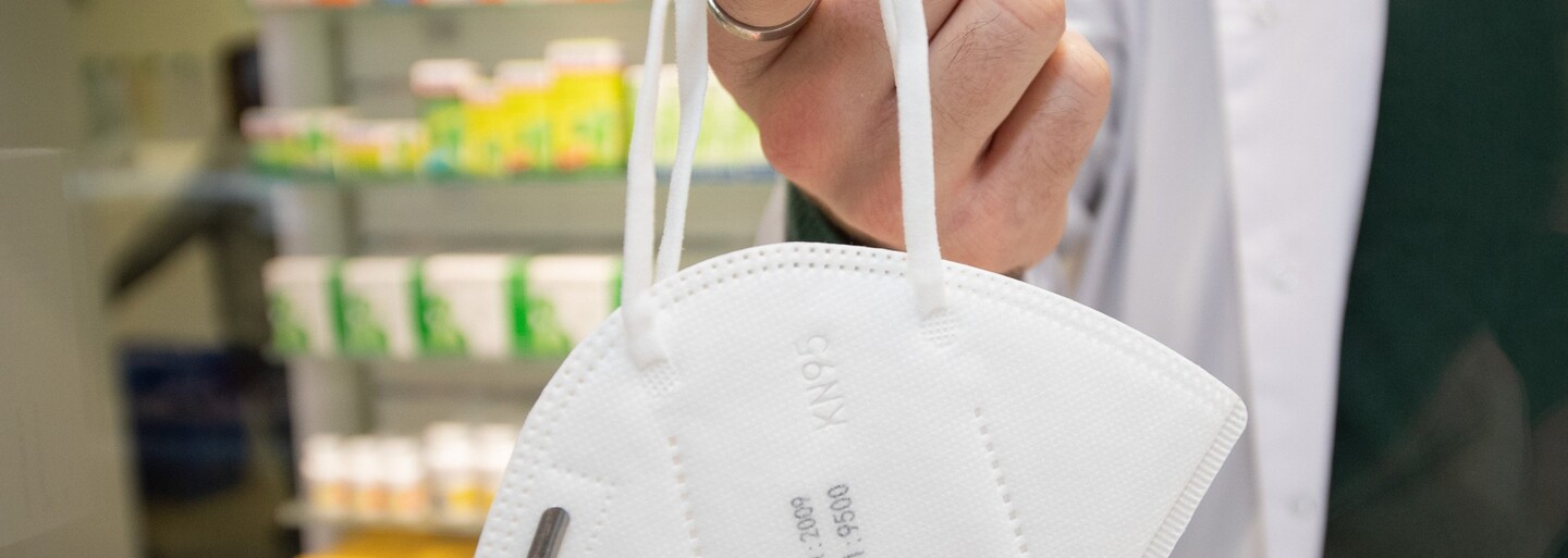 Varianta omikron: Který respirátor tě ochrání nejspolehlivěji? Toto říkají výzkumy