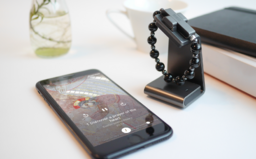 Vatikán začal predávať eRuženec. Smart náramok cez Bluetooth spojíš s mobilom a apkou pre modlitby
