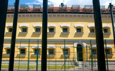 Väzeň v Leopoldove preskočil plot, padli aj výstrely. Spacifikovali ho do 50 sekúnd Väzeň v Leopoldove preskočil plot, padli aj výstrely. Spacifikovali ho do 50 sekúnd