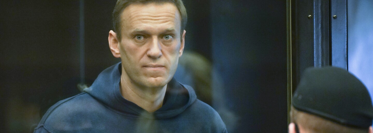 Vězněný Alexej Navalnyj: Několik hodin musím sedět pod portrétem Vladimira Putina. Tvrdí, že je to „osvětová aktivita“