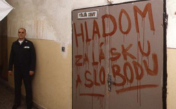 Vězni z Leopoldova měli mačety a sekery. Při zásahu svlékli trestance do naha