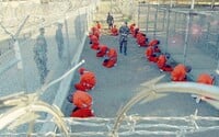 Väznica Guantanamo: Splachovanie Koránu do záchoda, násilné klystíre a spánková deprivácia