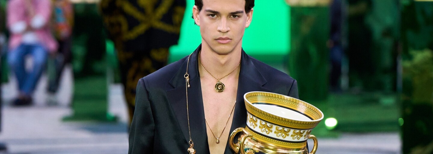 Vázy ako doplnok v podaní Versace či náušnice so vztýčeným prostredníkom od Y/PROJECT. Toto sú najlepšie momenty z týždňov módy
