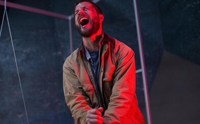 Vďaka počítačovému čipu sa z obyčajného muža stáva stroj na zabíjanie. Thriller od tvorcov Insidious sľubuje poriadnu dávku brutality Vďaka počítačovému čipu sa z obyčajného muža stáva stroj na zabíjanie. Thriller od tvorcov Insidious sľubuje poriadnu dávku brutality