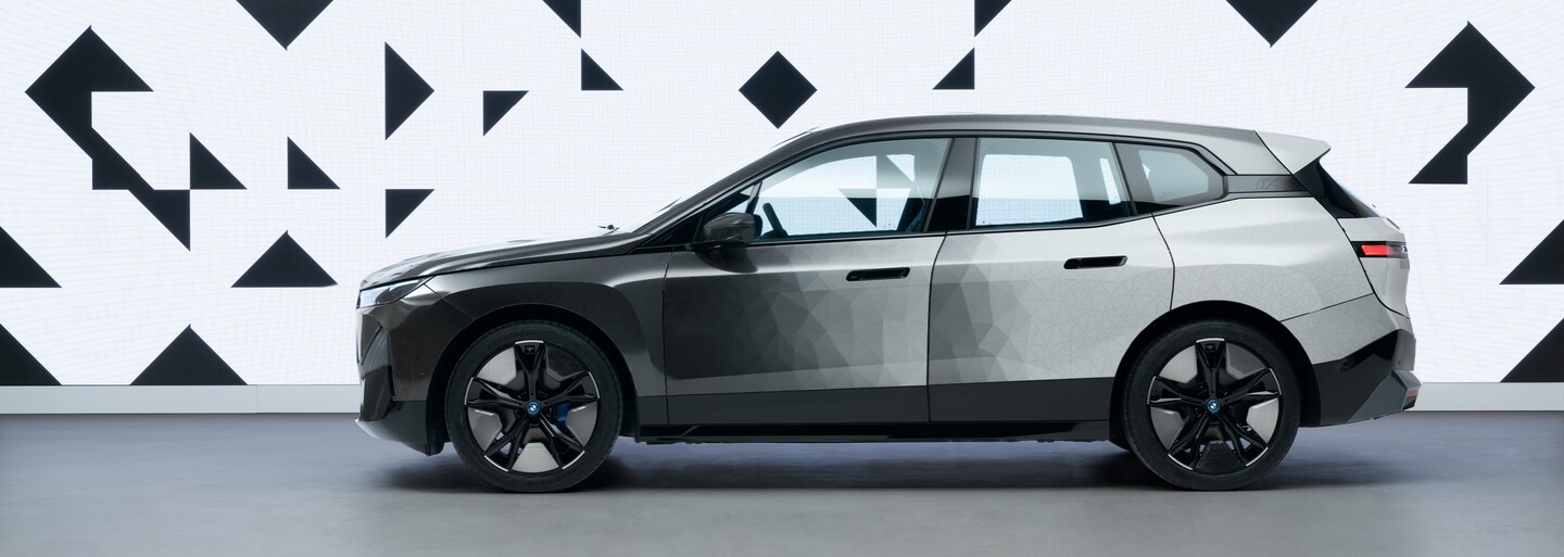 Vďaka unikátnej technológii dokáže BMW iX magicky meniť farbu karosérie. Takto to funguje
