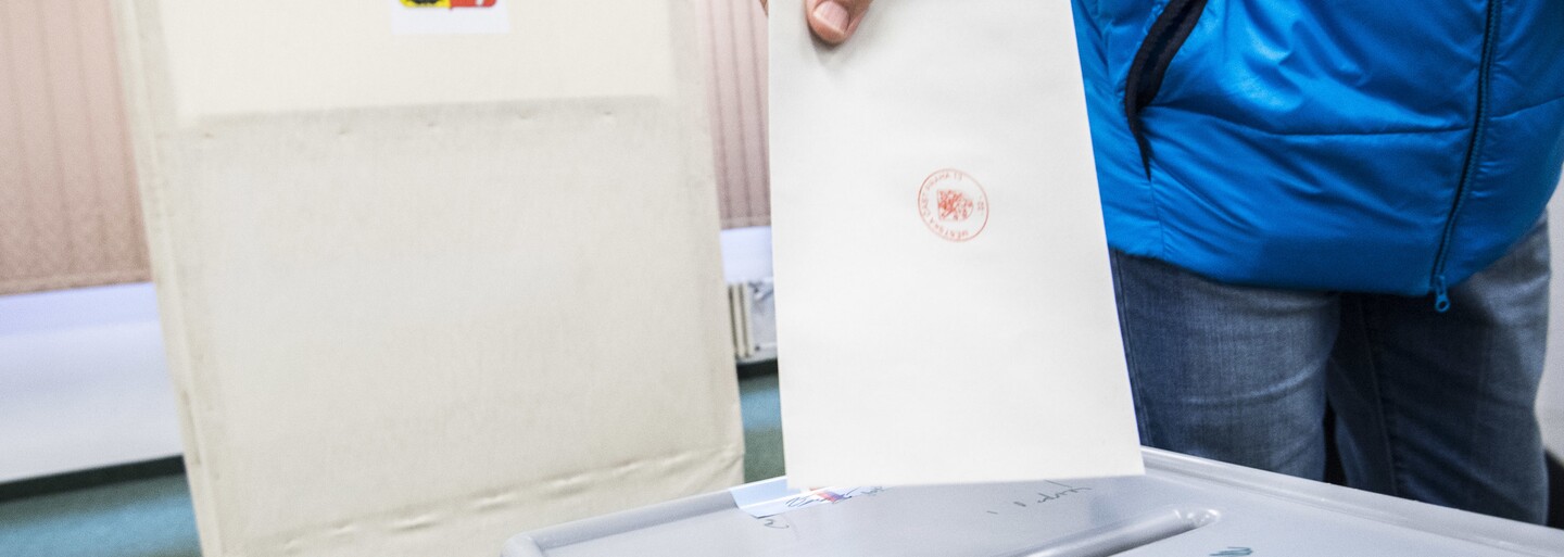 Ve volební místnosti v Roudnici nad Labem zemřel muž, odvolit stihl (Aktualizováno)