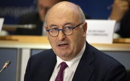 Večírek během lockdownu pro 80 lidí či výlet k moři aneb politici, kteří museli kvůli koronaviru rezignovat