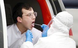 Vědci identifikovali 3 nové symptomy Covidu-19
