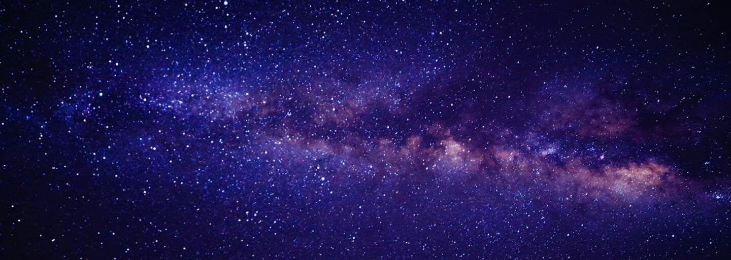 Vědci objevili planetu, která je tak tmavá, že ani neví, jak vypadá