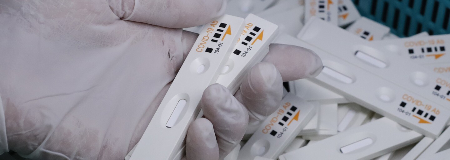 Vědci potvrdili, že se lidé koronavirem nemohli nakazit podruhé. Šlo o chybu v testování