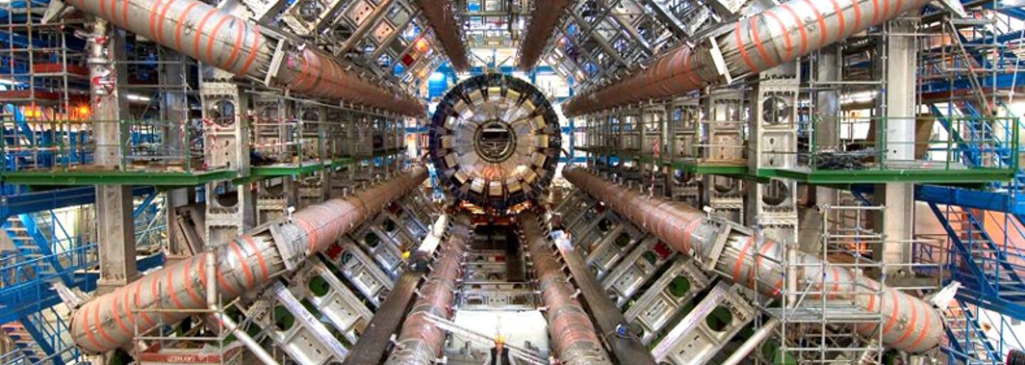 Vědci v urychlovači částic LHC zřejmě vůbec poprvé detekovali neutrina