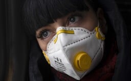 Vedci vyvíjajú masku, ktorá bude na nakazenom pacientovi „svietiť“. Nahradila by tak doterajšie testy na koronavírus