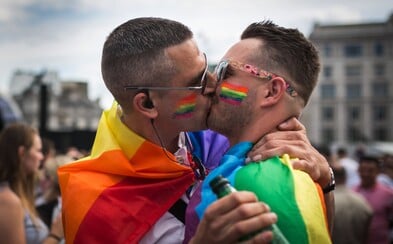 Vedení Prahy vyvěsilo duhovou vlajku. Začíná Prague Pride Vedení Prahy vyvěsilo duhovou vlajku. Začíná Prague Pride