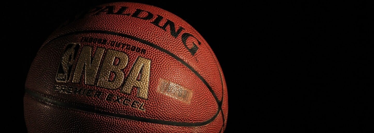 Vedenie NBA zakázalo používať v zápasoch Kanyeho basketbalové Yeezy. Ich reflexná päta by vraj mohla rušiť divákov