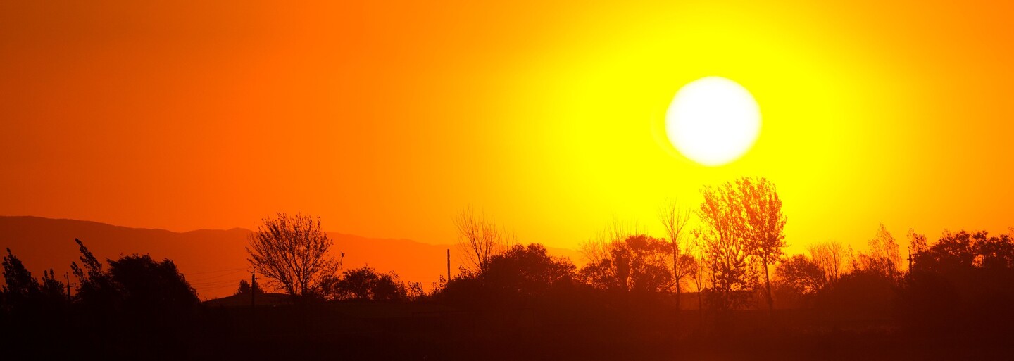 Vedra ve čtvrtek budou úmorná. Meteorologové rozšířili výstrahu