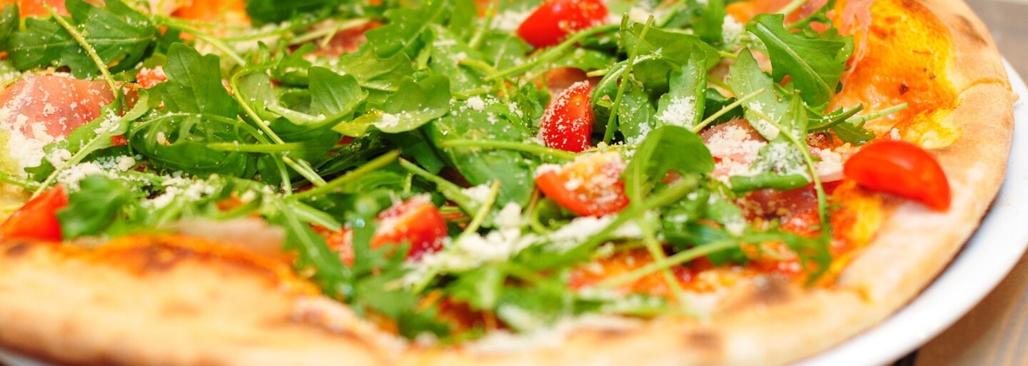 Vegáni chceli pizzu, tak reštaurácia musela improvizovať. Nahádzala na ňu mrazenú zeleninu a zabáva celý internet
