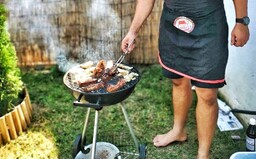 Vegánka žalovala susedov, pretože z ich domu cítila vôňu mäsa. Ľudia na protest organizujú veľkú BBQ párty pred jej domom