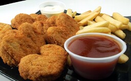 Veganka zažalovala tři své kamarády proto, že kvůli nim snědla kuřecí nugetky, když byla opilá