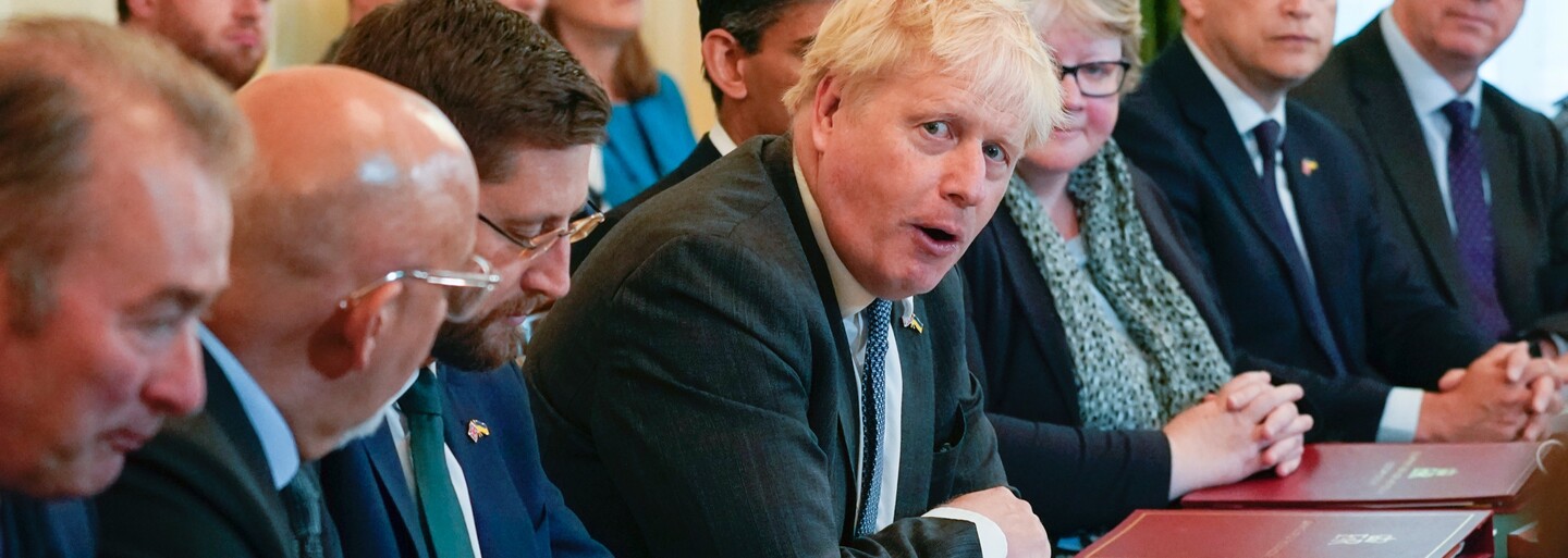 Velká Británie nasadí některým žadatelům o azyl elektrické náramky. Kritici hovoří o nelidském zacházení