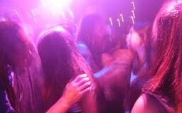 Velká nelegální party v centru Prahy: Policisté našli tajně otevřený klub plný lidí