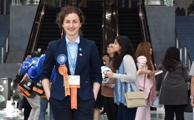 Velký úspěch pro Českou republiku. Sedmnáctiletá studentka z Karlových Varů dostala v USA několik ocenění za výzkum nádorů Velký úspěch pro Českou republiku. Sedmnáctiletá studentka z Karlových Varů dostala v USA několik ocenění za výzkum nádorů