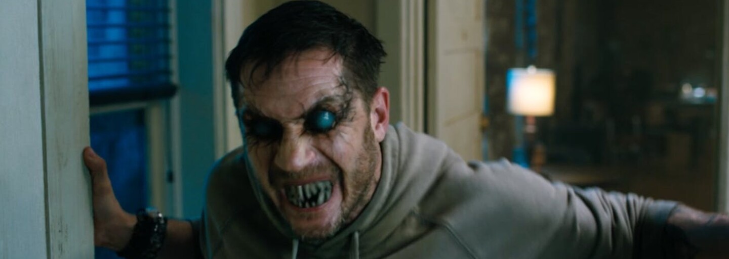 Venom je nefungujúci bordel bez logiky. V kine sa však pobavíte, Tom Hardy je výborný (Recenzia)