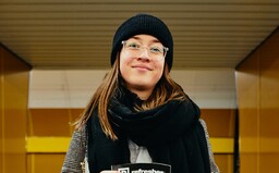 Versace, Balenciaga, ale i sekáčové kousky za pár korun. Jakým oblečením se mladí Pražané chrání před zimou?