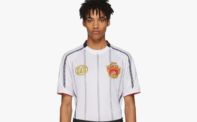 Versace ponúka vlastný futbalový dres za viac ako 570 € Versace ponúka vlastný futbalový dres za viac ako 570 €